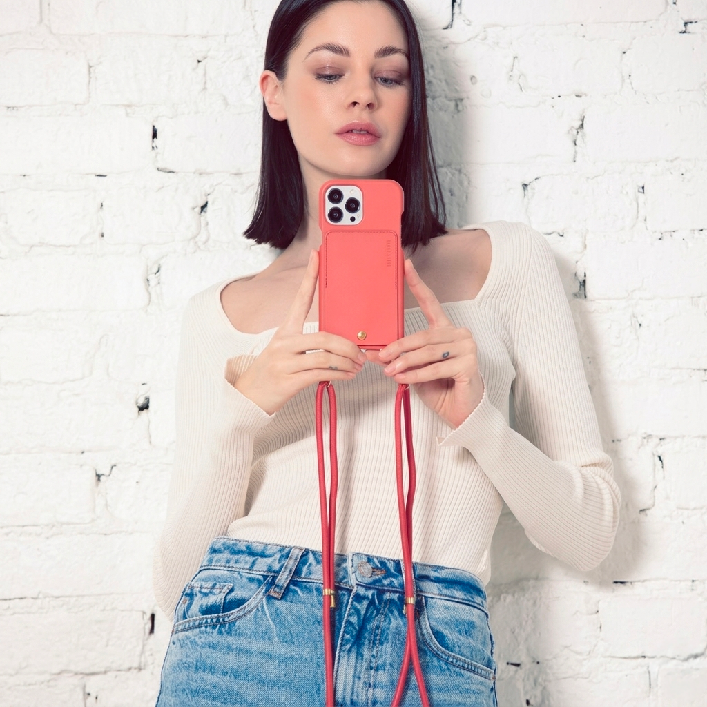 coque iphone en cuir blush et cordon de téléphone bandoulière ajustable