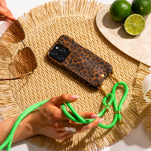 cordon bandoulière de téléphone vert fluo et coque iphone en cuir imprimé léopard